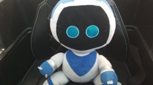 Астробот попал в реальный мир.AstroBot играет в PlayStation 5 (PS5). Детская игрушка