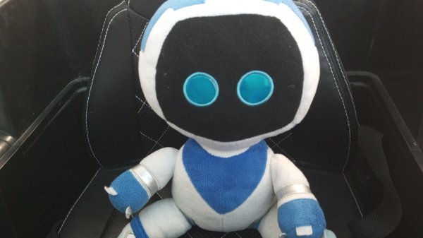 Астробот попал в реальный мир.AstroBot играет в PlayStation 5 (PS5). Детская игрушка