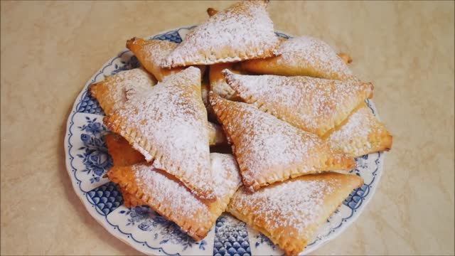 ТВОРОЖНЫЕ треугольники с ЯБЛОКАМИ и ИЗЮМОМ домашняя творожная выпечка смотреть онлайн