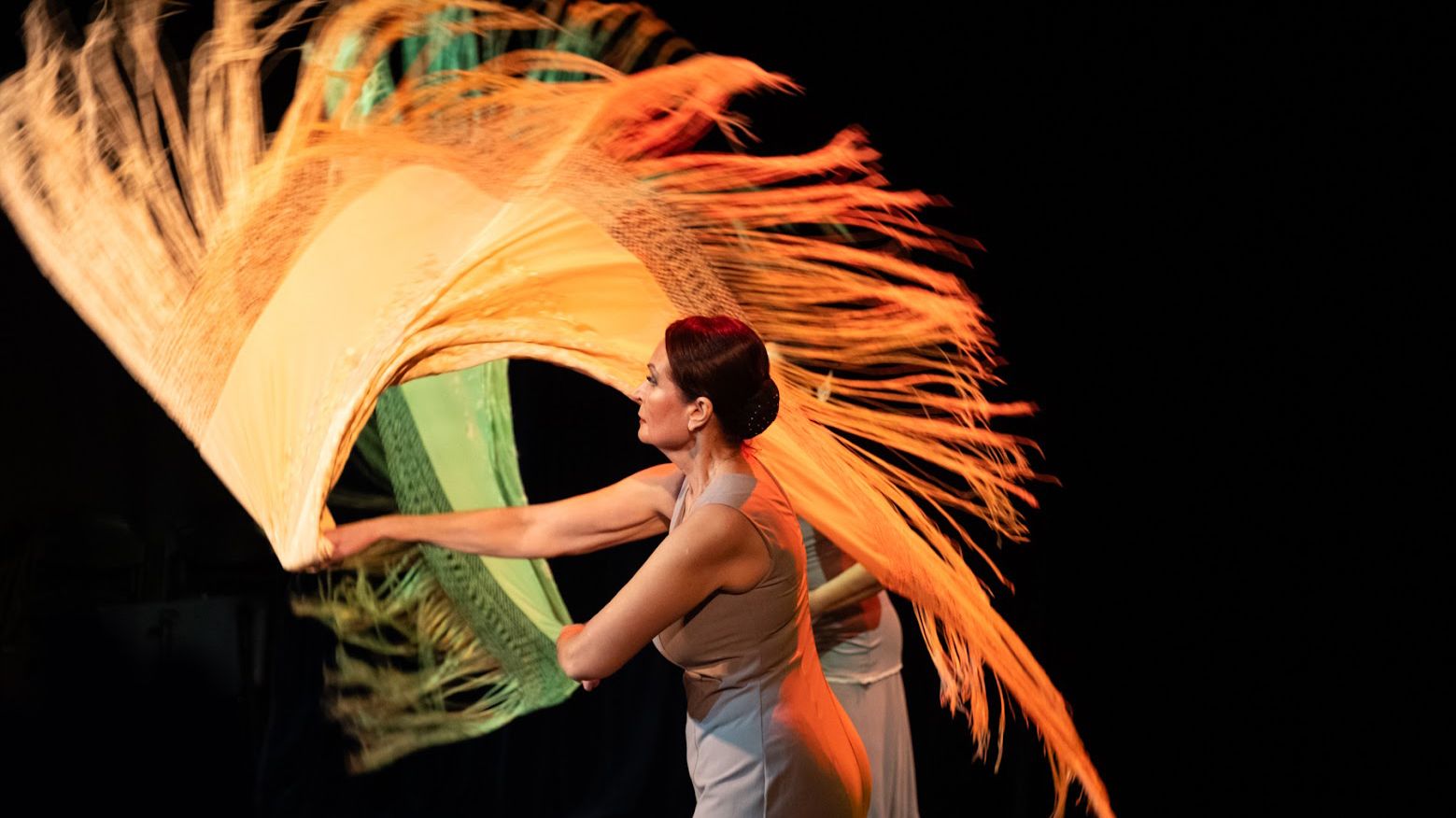 Танец фламенко с мантонами Bambera смотреть онлайн