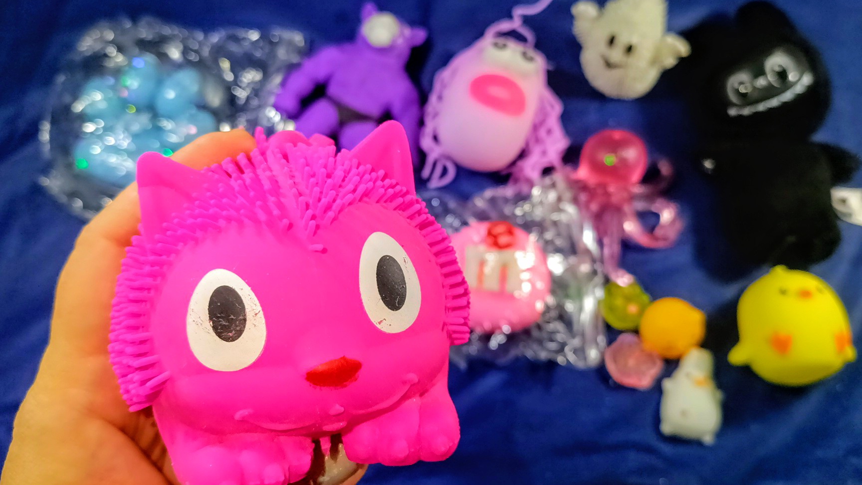 АСМР распаковка сюрприз сквишей и антистрессы 💥 жмякаю Таба СКВИШИ 🫶🏻 режу СКВИШИ лапки 🐾 смотреть онлайн