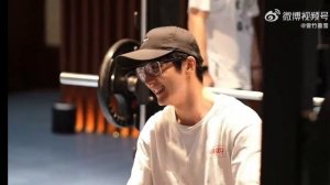 "Гакк-приседаем" вместе с Чжаном Синьчэном, влог актёра о тренировках.mp4