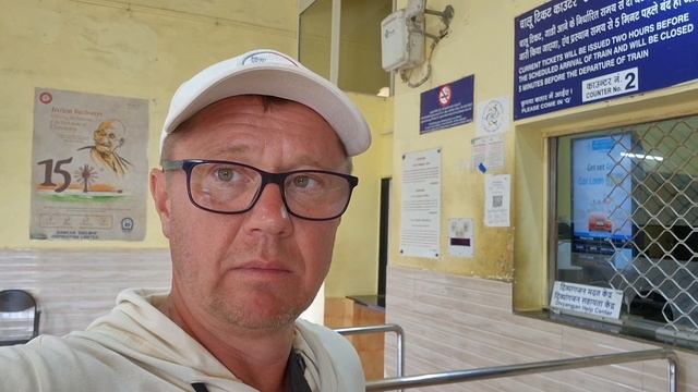 Покупка билетов в железнодорожных кассах Индии.