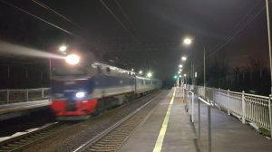 ЭП2К - 209 с поездом №747А „Невский экспресс" проследует платформу Сенеж.