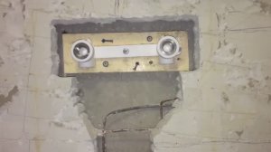 Установка смесителя в ванной под пластиковые трубы.