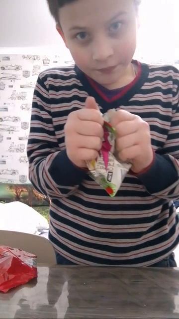 пробую конфеты из Сочи