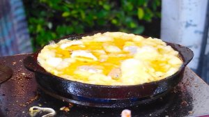 Омлет с морепродуктами и яйцом — уличная еда Бангкока