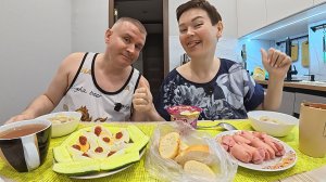 Мукбанг ОБЪЕДАЕМСЯ на дорожку, у Вована нет аппетита, а я ЖРУ всё подряд! Семейный завтрак НАДОРОЖКУ