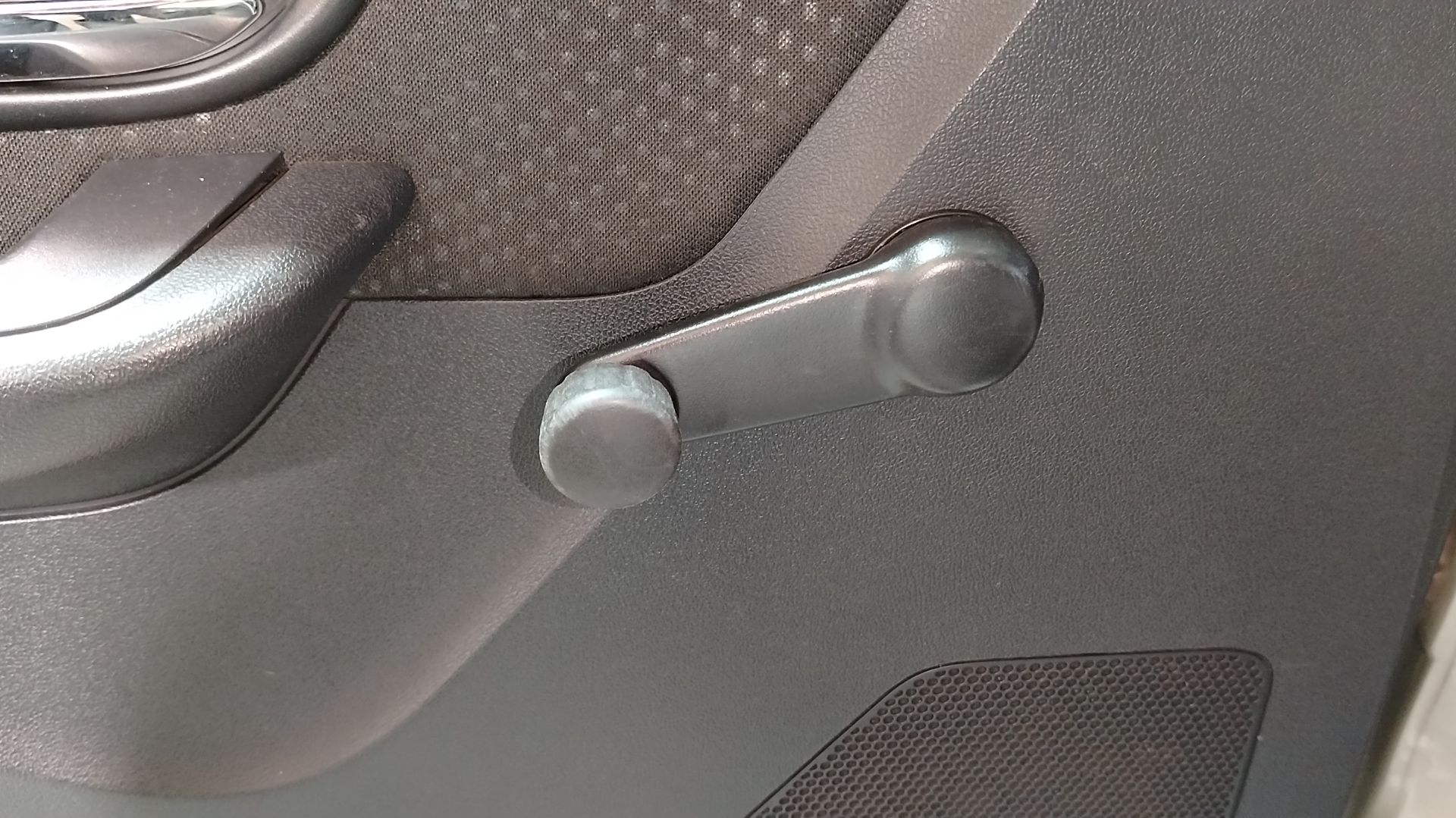 Как снять ручки стеклоподъемников  Ниссан Альмера G15