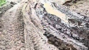 Как грейдер Deere 670 сглаживает крутые повороты и грязь на дорогах