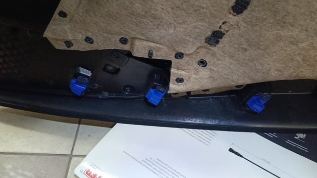 Как снять дверную карту и вынуть стекло Вольво Cx40(Volvo CX40)