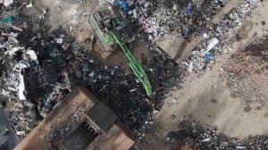 Вид с беспилотника на склад металлолома в Великобритании | Тяжелая техника и переработка металла |