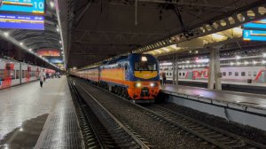 «Попугай!» Электровоз ЭП2К-320 с поездом «Мегаполис» на Московском вокзале, ноябрь 2025 года