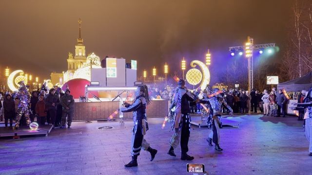 Праздничная программа открытия зимнего сезона «Вместе теплее» на ВДНХ: светодиодное шоу (29.11.2025) смотреть онлайн
