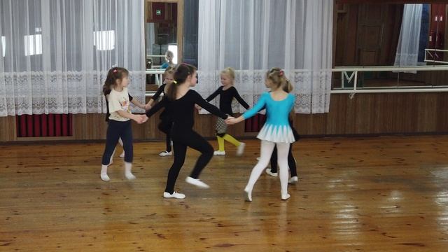 Танец игра у Новогодней ёлки смотреть онлайн