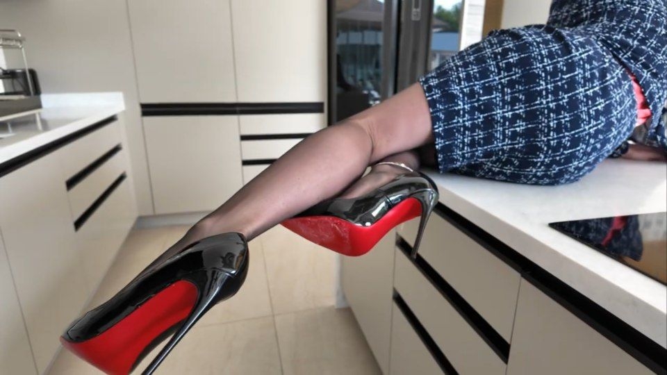 What are your fantasies about my legs in black stockings? #stockings #feet #nylon #legs #heels #чулк смотреть онлайн