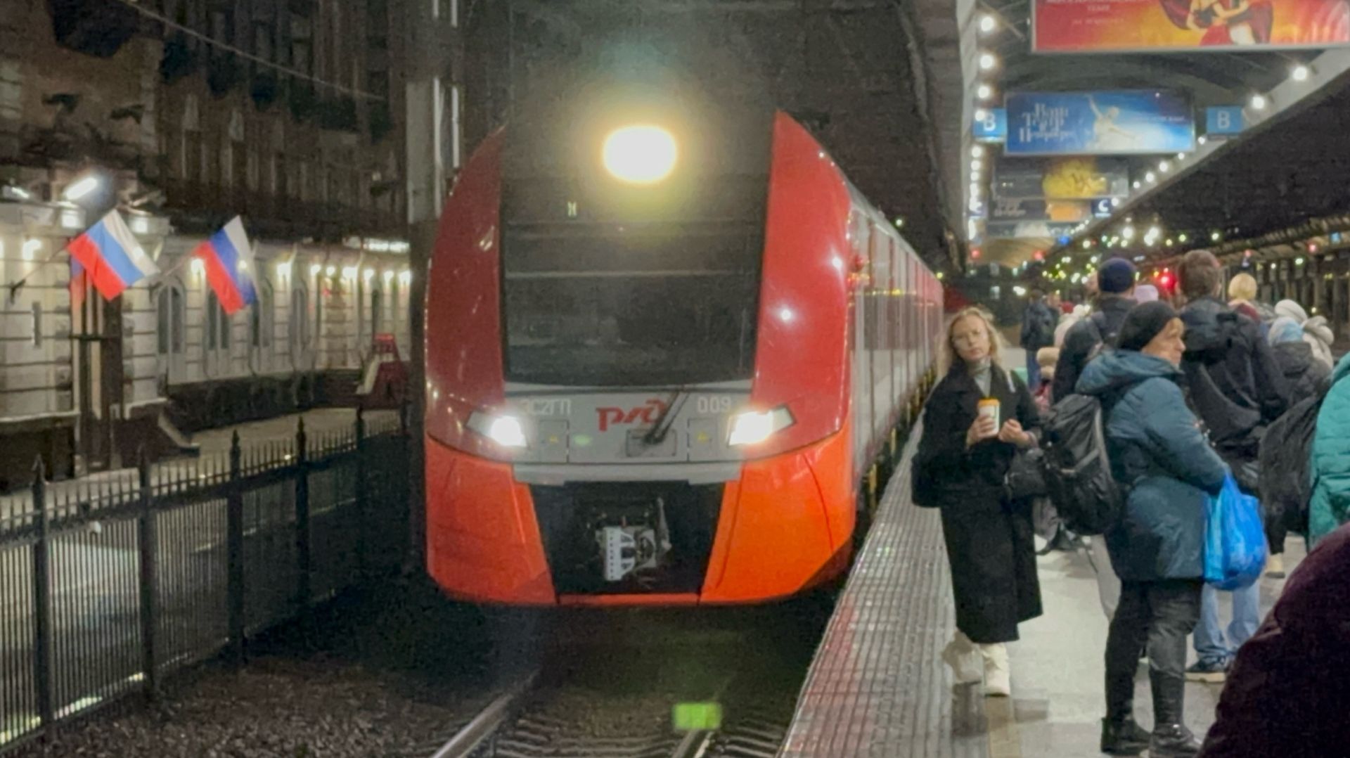 Электропоезд «Ласточка-Премиум» ЭС2ГП-009 на Московском вокзале, ноябрь 2025 года смотреть онлайн