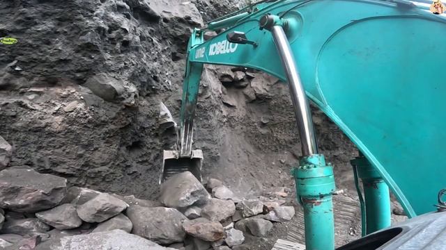 Строительство, экскаватор копает песок смотреть онлайн