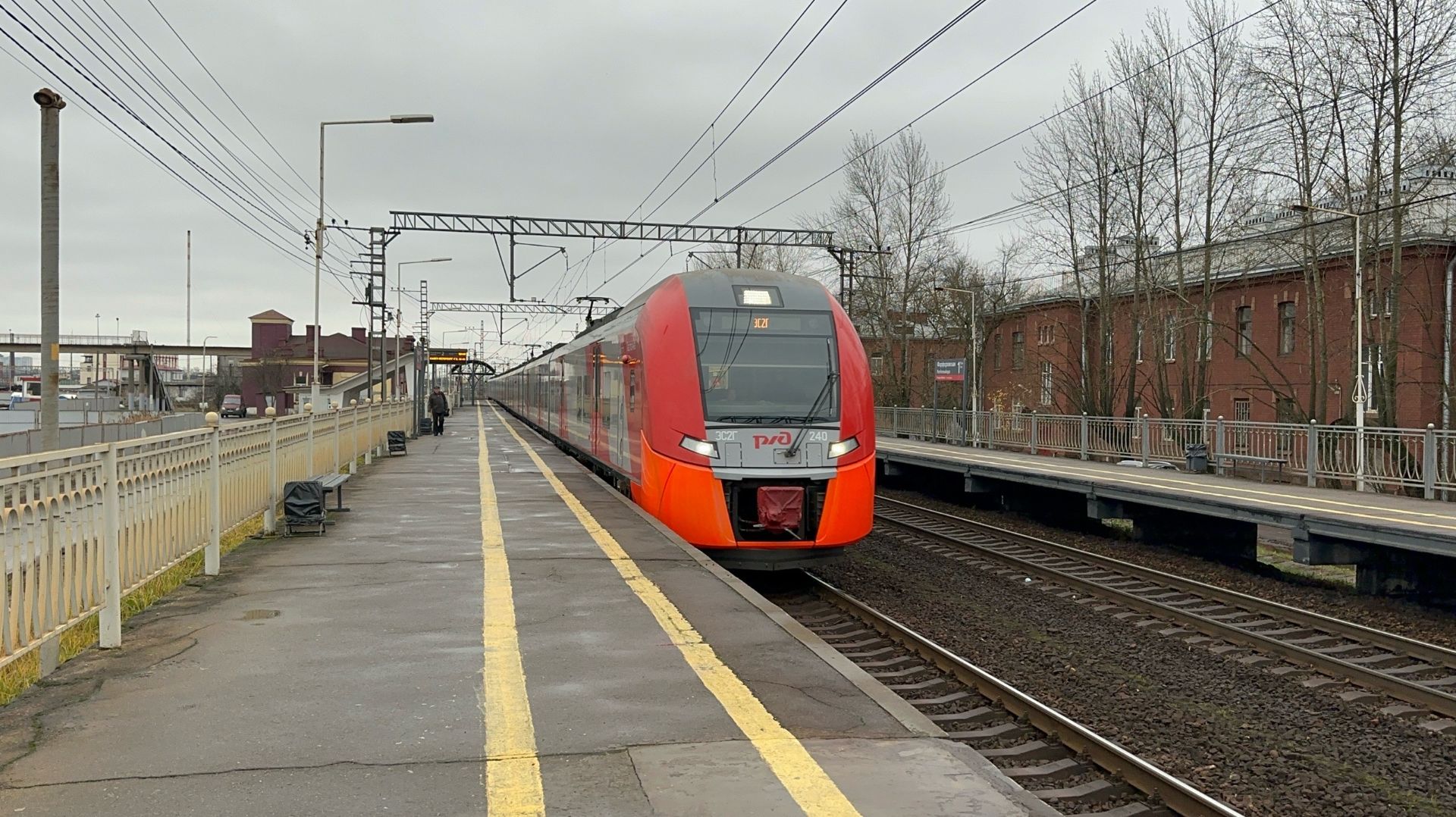 Электропоезд «Ласточка» ЭС2Г-240 на пл.Фарфоровская, ноябрь 2025 года смотреть онлайн