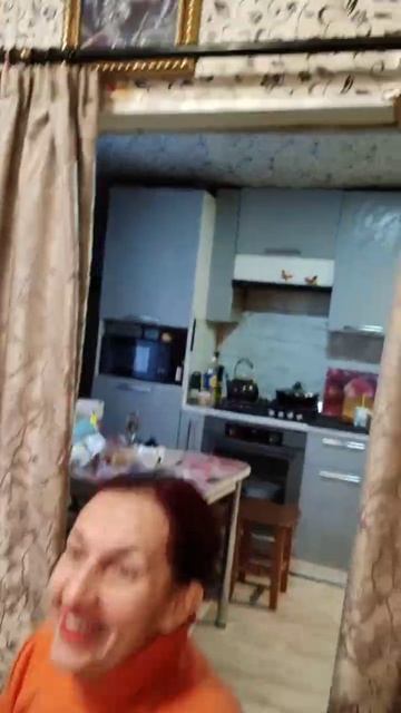 Командир в деле 😄 Катя как обычно #уборкавдоме #уборкадома #пароваяшвабра смотреть онлайн