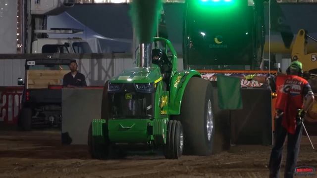 Тягачи и грузовики на тракторных заездах 2024: ХАОС! Безумные заезды, аварии и пожары! смотреть онлайн