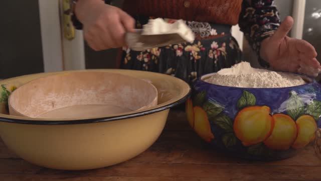 Kənd Həyatı. Запекаем фрикадельки с овощами в тарелках — деревенский рецепт смотреть онлайн