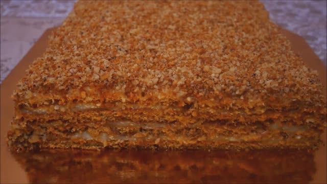 Медовик БЕЗ РАСКАТКИ КОРЖЕЙ и БЕЗ МАСЛА быстрый и простой рецепт торта смотреть онлайн