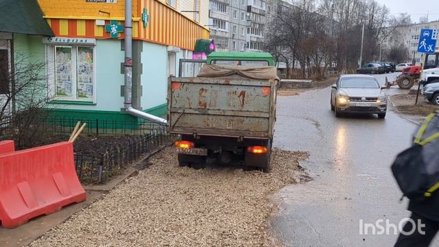 Работает в городе мини-самосвал ИФА Мультикар 25.