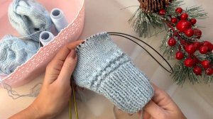 Работа кипит. Новые процессы по вязанию и вышивке.