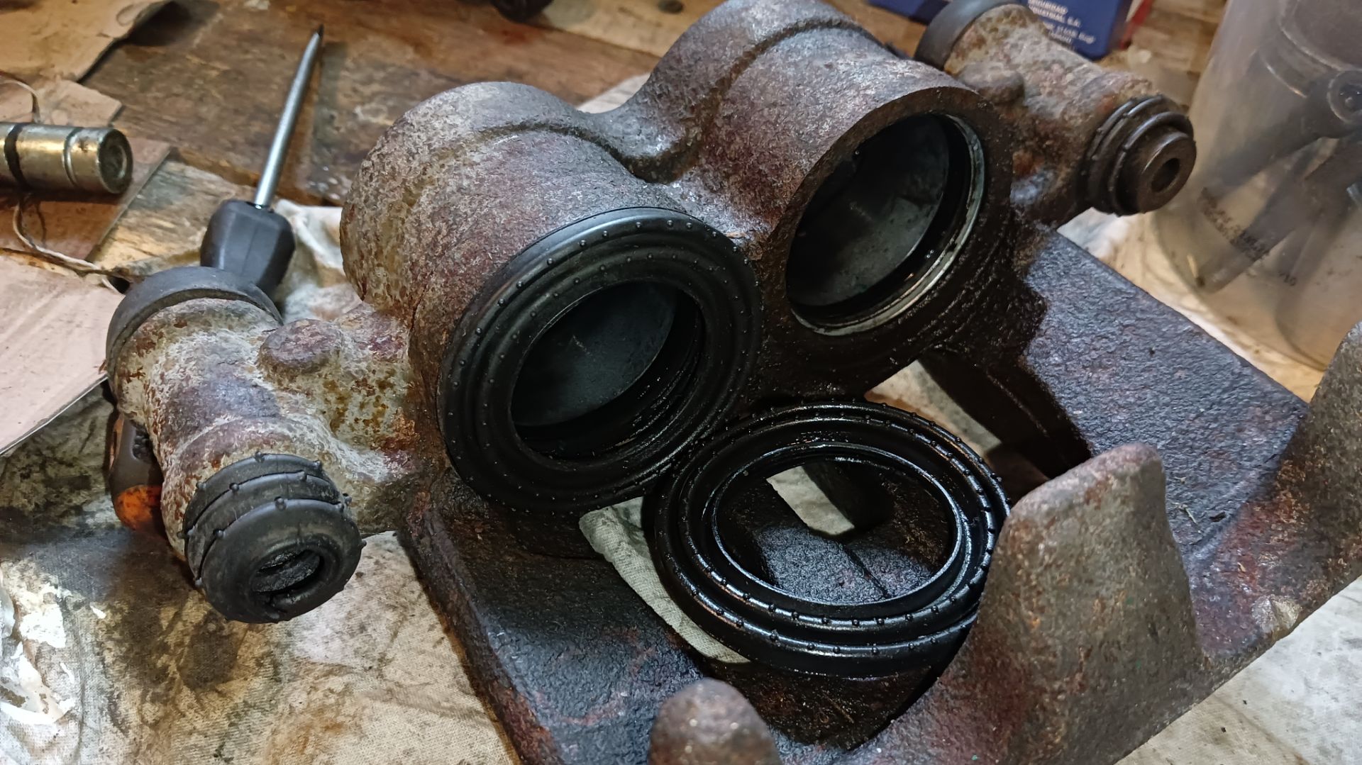 № 50. Обслуживаем тормозные суппорты Mercedes Viano W639.