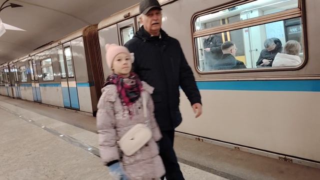 Электропоезд 81-740/741 Русич, на станции метро Строгино смотреть онлайн