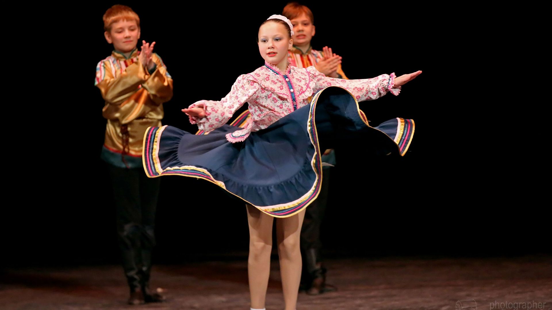 "Казачий танец", ансамбль танца "Карусель". "Cossack Dance", dance ensemble "Carousel". смотреть онлайн