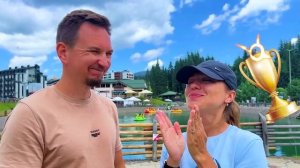 Марк с машинками развлекает родителей летом