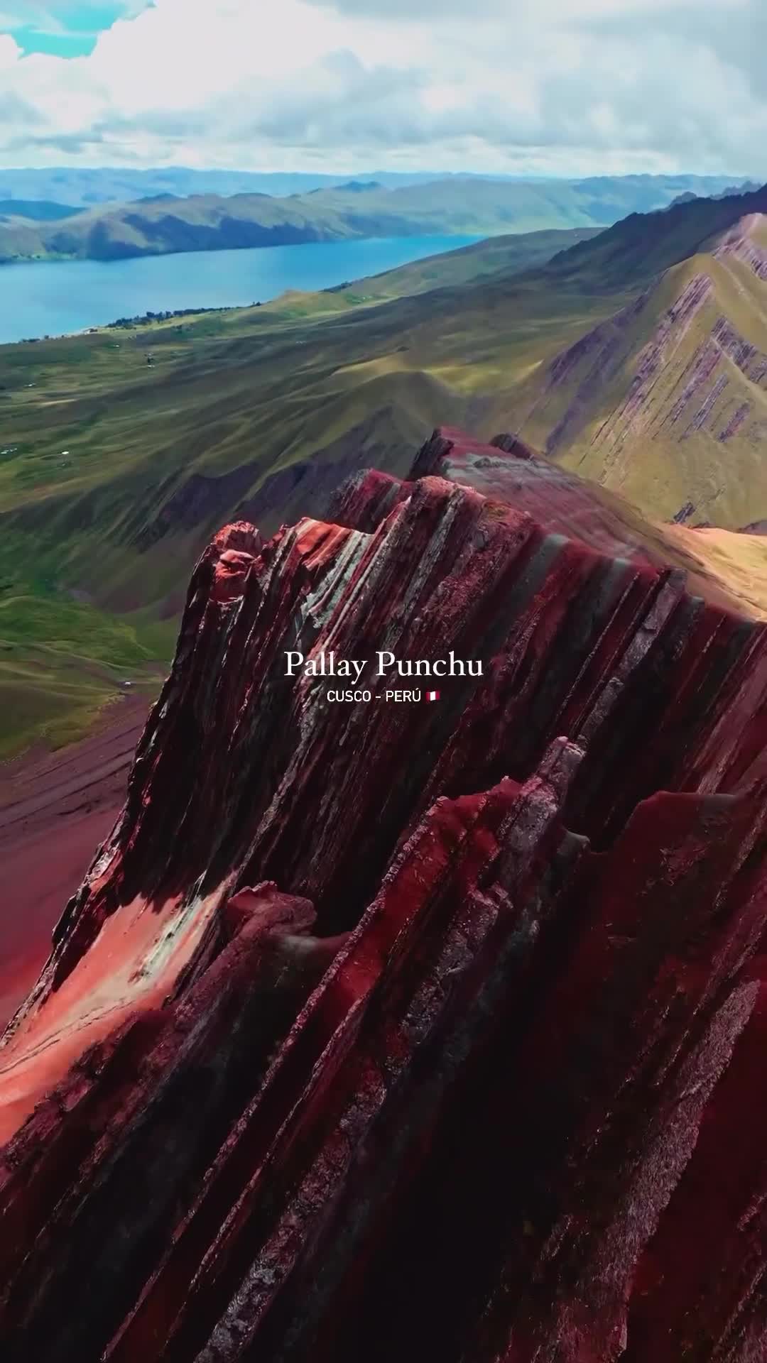 В удивительных горах, расположенных недалеко от города Куско в Перу, можно увидеть потрясающую кр... смотреть онлайн