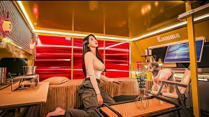 Кемпинг в роскошной большой палатке с печкой на свежем воздухе в лесу. Бушкрафт