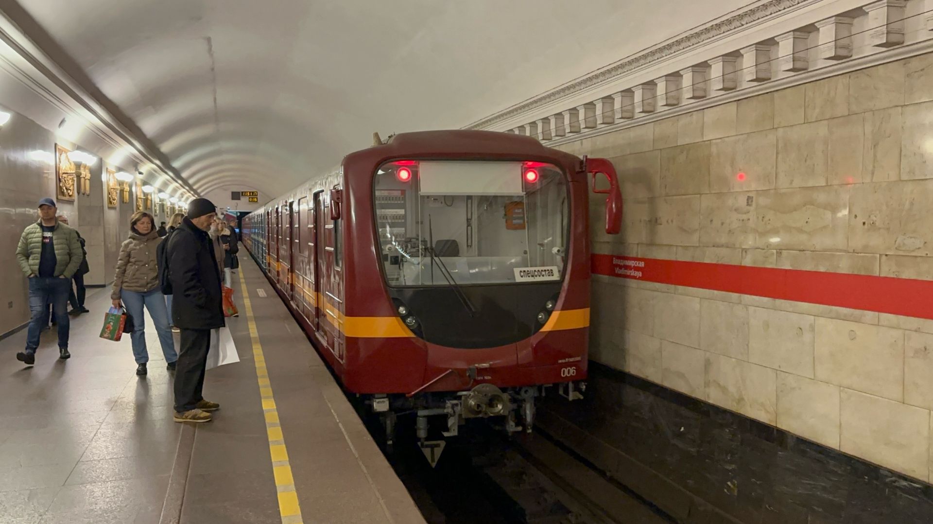 СпецСостав! Метропоезд «Номерной/Пришелец» на ст.м.Владимирская, ноябрь 2025 года смотреть онлайн