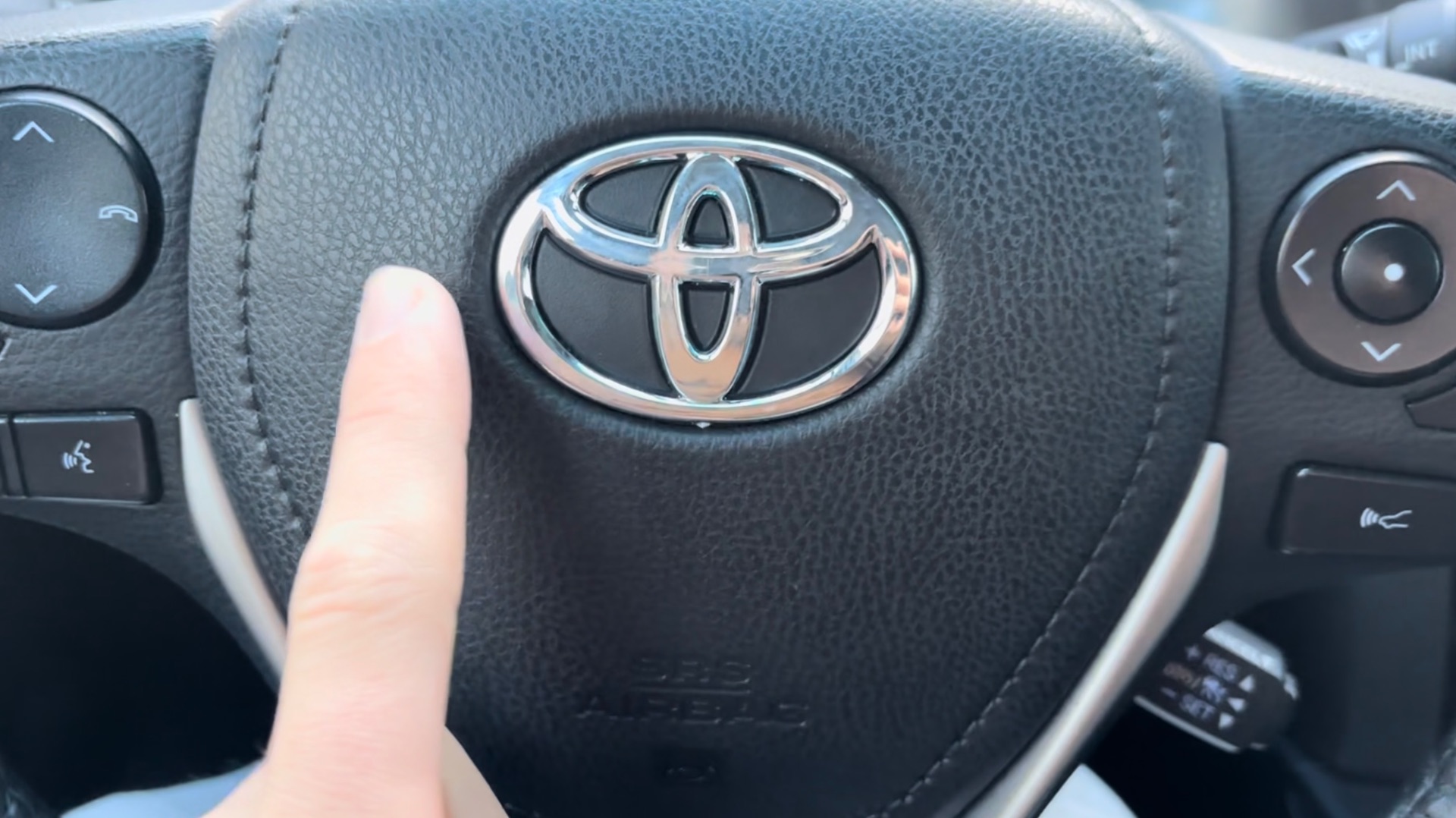 ЗАМЕНА ЗНАЧКА В РУЛЕ “TOYOTA” RAV4 / CAMRY смотреть онлайн