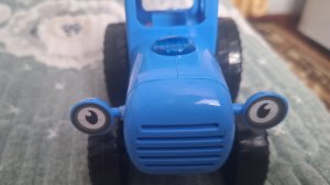 Синий трактор по полям по полям