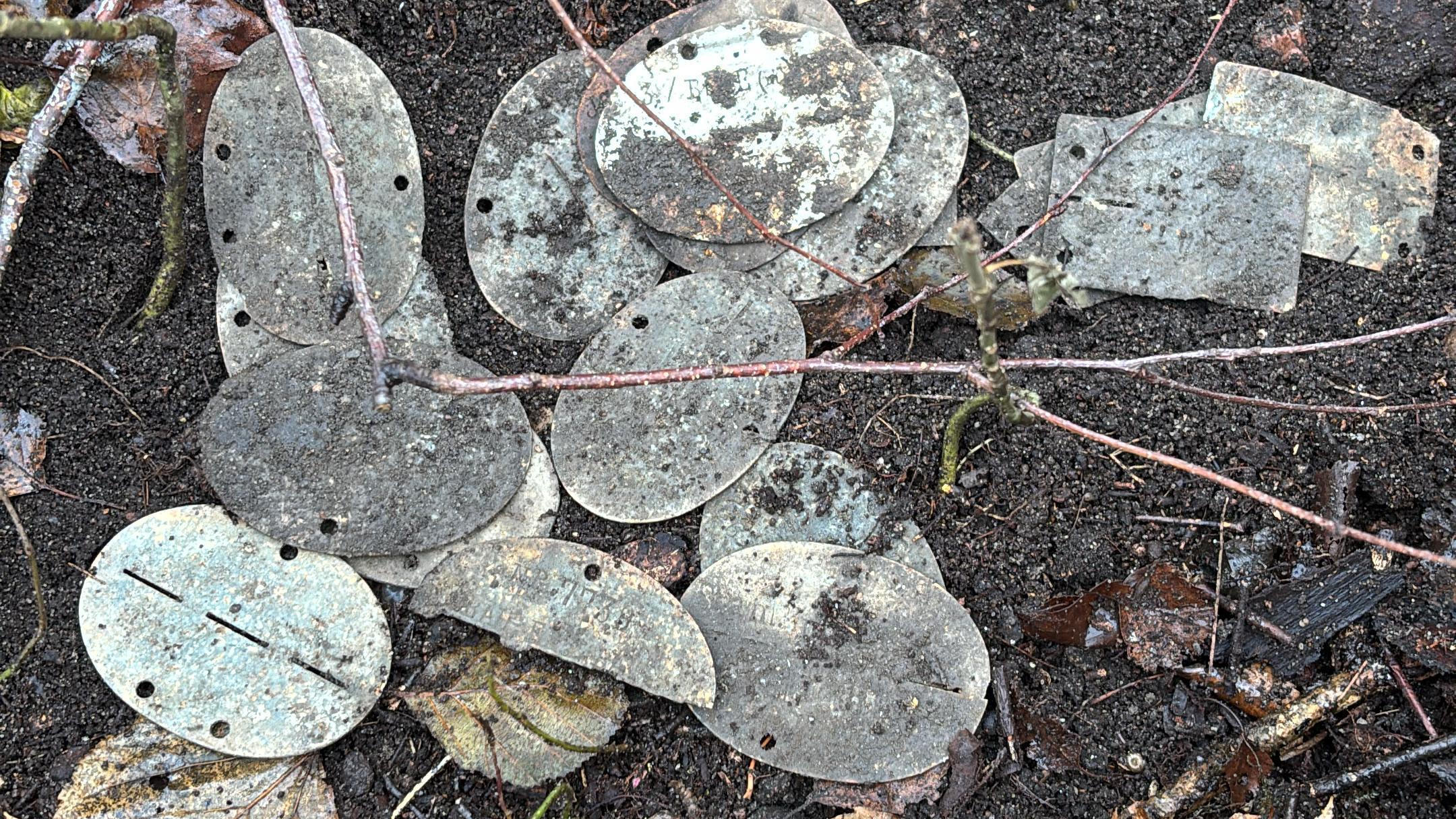 контора. коп с металлоискателем