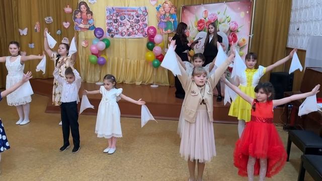 Танец ко Дню Матери 