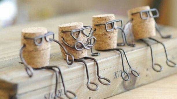 Забавные поделки из винных пробок