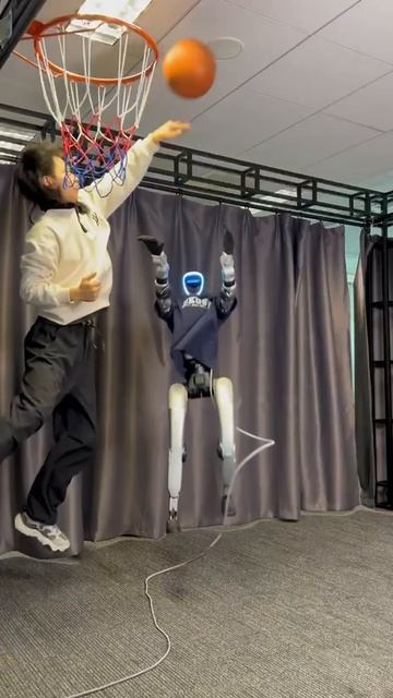 Unitree играет в баскетбол смотреть онлайн