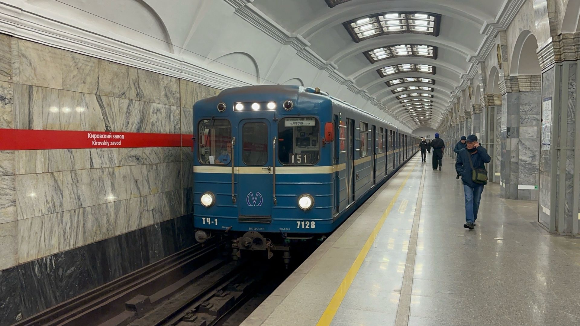 «История!» Метропоезд Ем-501/Ема-502 на ст.м.Кировский завод, ноябрь 2025 года смотреть онлайн