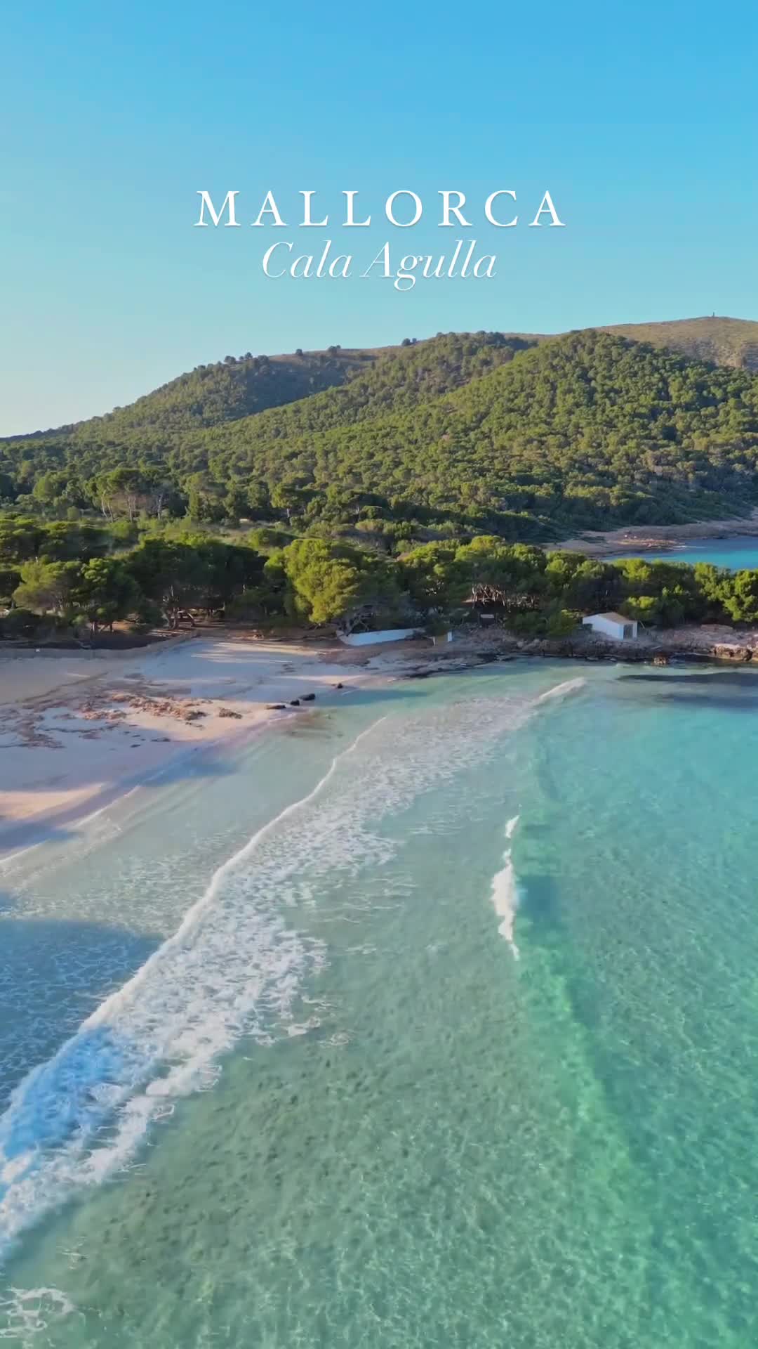 На берегу Майорки находится уникальный пляж Кала-Агулла, который расположен в живописной бухте ср... смотреть онлайн