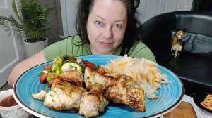 Мукбанг Шашлык из индейки, овощной салат и квашеная капустка.