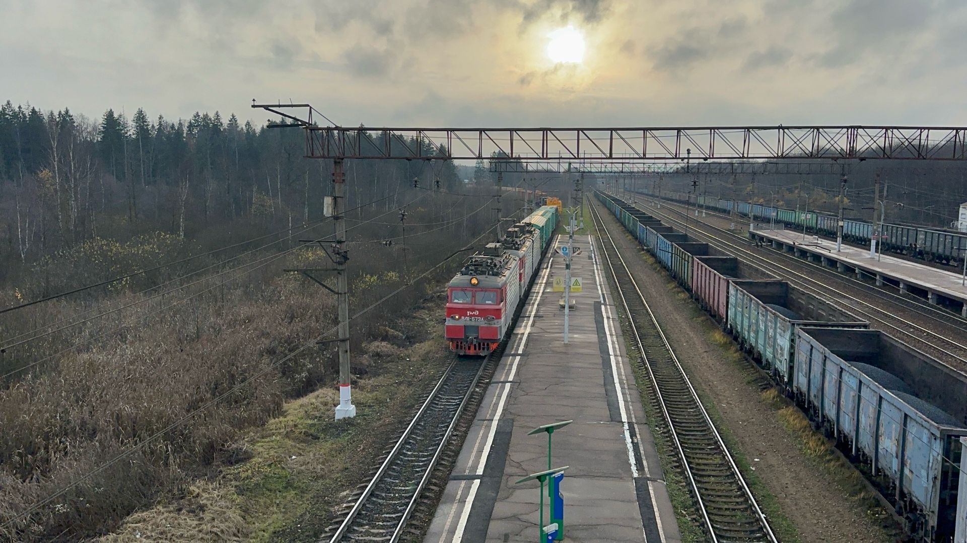 «Везёт БЕЛаз!» Электровоз ВЛ11-673А/683 с грузовым поездом на ст.Бекасово-I, ноябрь 2025 года смотреть онлайн