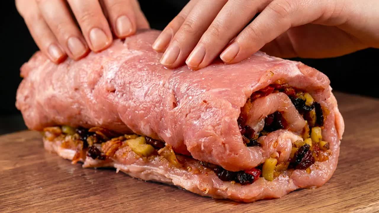 ГОТОВЛЮ НА КАЖДЫЙ НОВЫЙ ГОД! Все гости в восторге! Потрясающий Мясной рулет с начинкой. смотреть онлайн