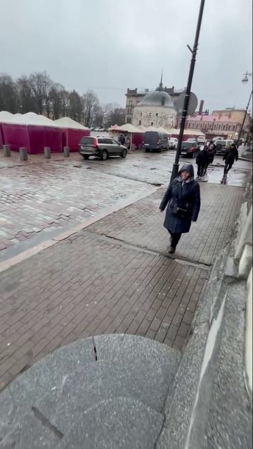 Входит и выходит - кто кого должен попустить?! смотреть онлайн