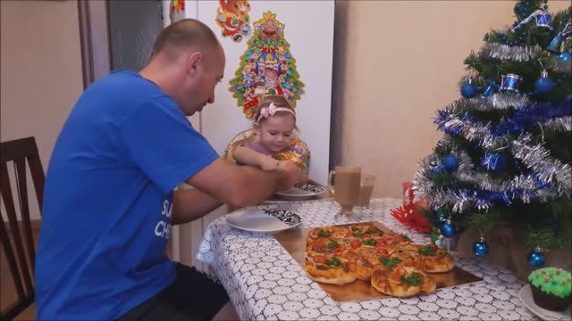 ВКУСНАЯ ДО БЕЗУМИЯ !!!НОВОГОДНЯЯ пицца пирог .Что приготовить на Новый Год смотреть онлайн