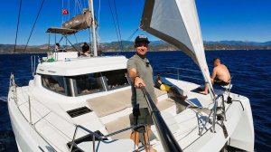 Управления Катамарана легко и просто. Отдых на яхте в Турции плюсы и минусы.